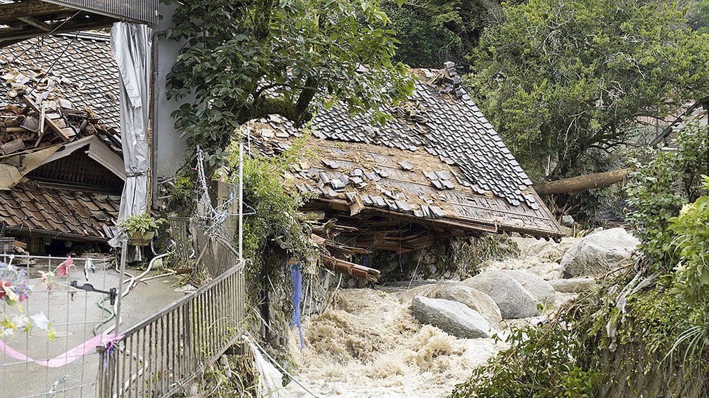 Rekordne poplave u Japanu izazvale prekid saobraćaja i nestanak struje