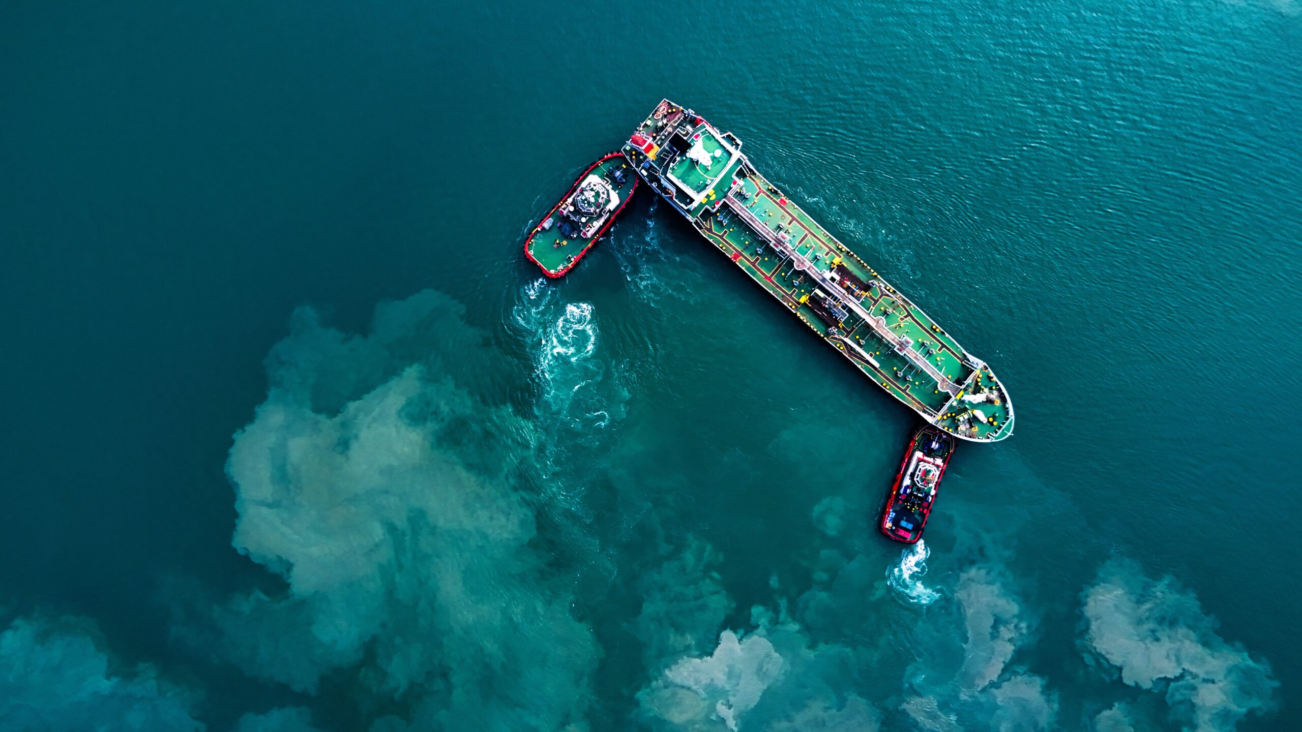 Tanker iz Rusije sa naftom nasukao se kod obale Omana – curenje nafte u Omanu