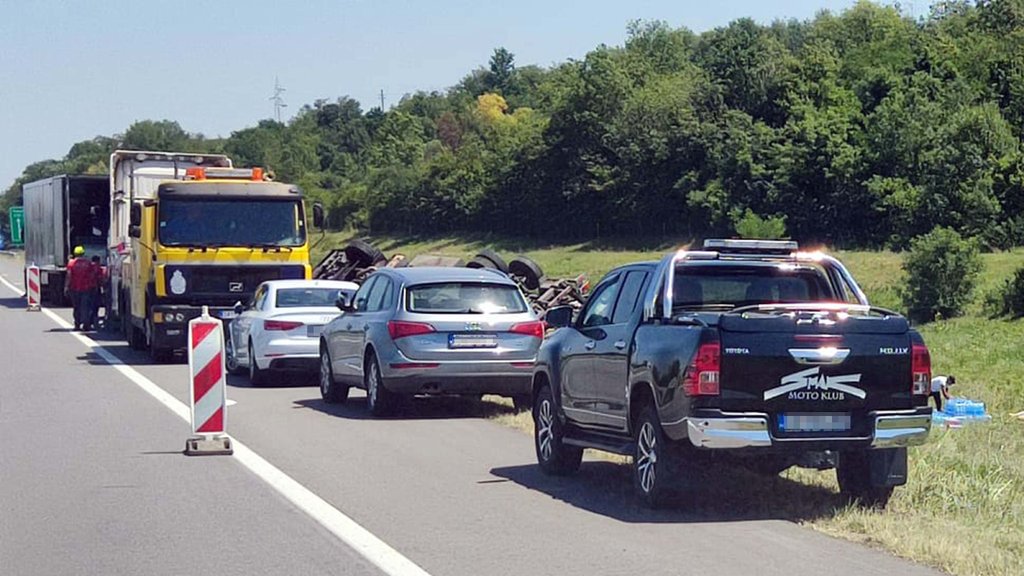 Automobil udario u kamion u Zemun Polju: Dvoje povređeno, prebačeni u bolnicu – sudar automobila i kamiona