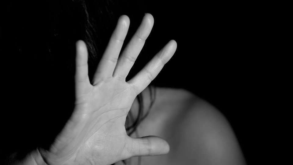 Drama na Zvezdari: Devojka napadnuta u dvorištu, suprug sprečio nasilnika – napad u Beogradu