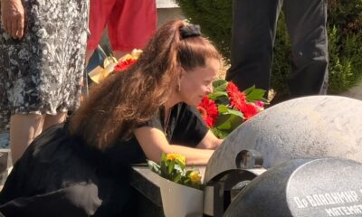 EMOCIJE NA NOVOM GROBLJU: Mala Cana ostala uz grob Andrije Bajića dok su ćerke otišle sa pomena (VIDEO) – pomen Andriji Bajiću