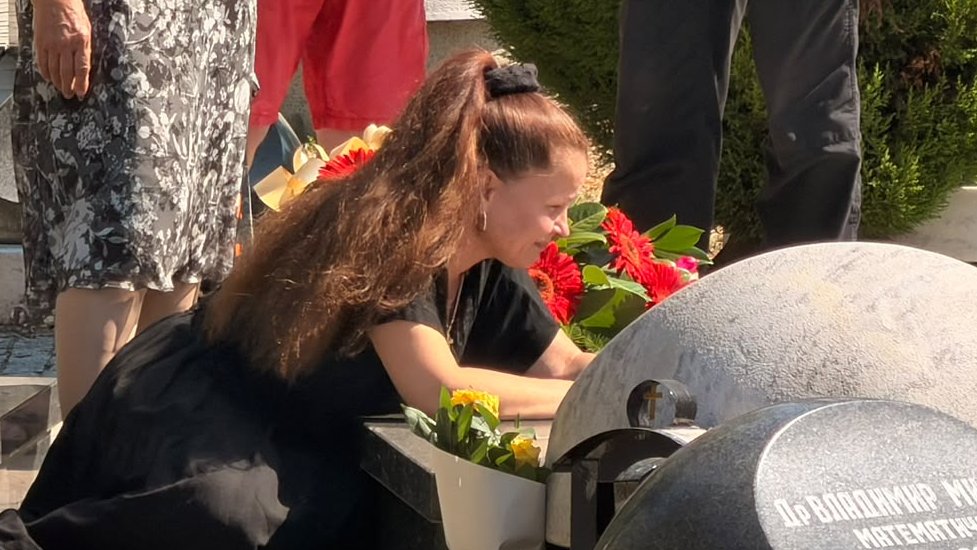 EMOCIJE NA NOVOM GROBLJU: Mala Cana ostala uz grob Andrije Bajića dok su ćerke otišle sa pomena (VIDEO) – pomen Andriji Bajiću
