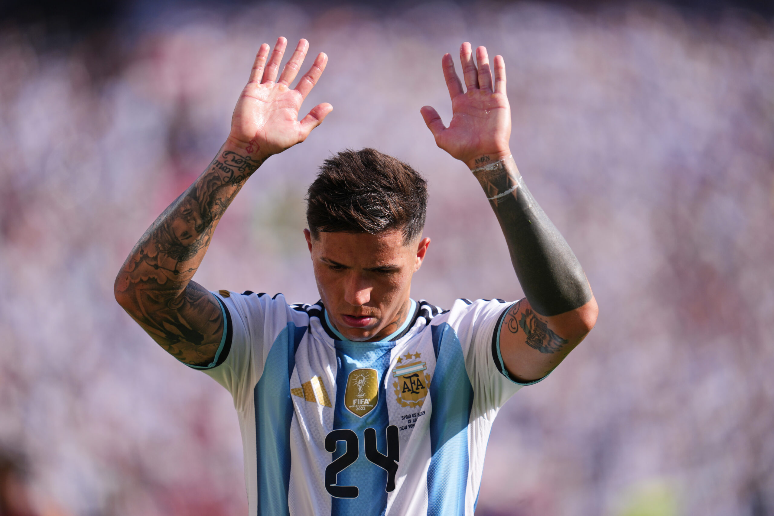 Enzo Fernandez podelio Stamford Bridž: Navijači Chelseaja reagovali burno na povratak Argentinca – podeljene emocije na Stamford Bridžu