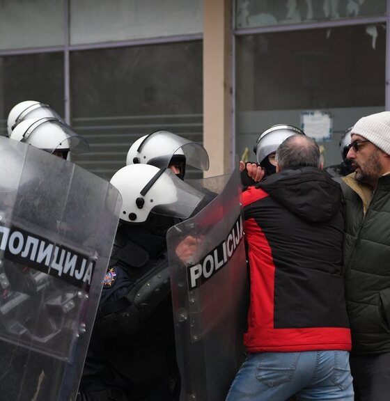Napad palicom i pronaženo oružje na protestu u Valjevu: Detalji incidenta – napad palicom u Valjevu