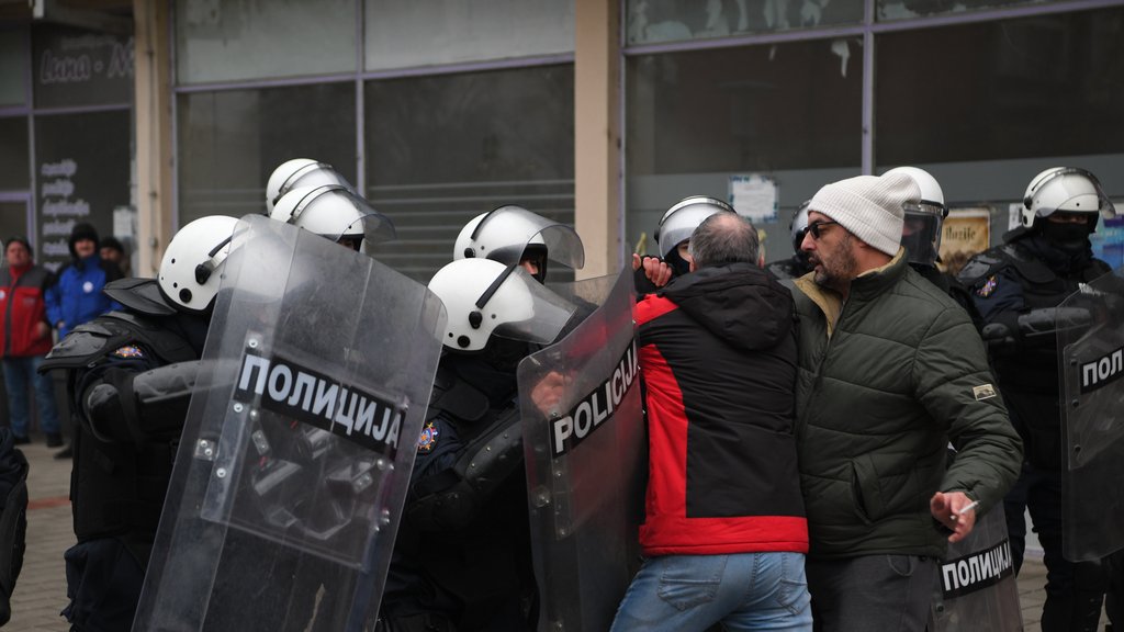 Napad palicom i pronaženo oružje na protestu u Valjevu: Detalji incidenta – napad palicom u Valjevu