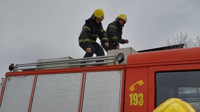 Požar kod Bovanskog jezera: Tri vikendice uništene, vatrogasci i dalje gase šumu