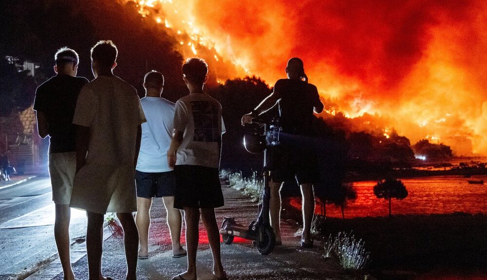 Požar kod Omiša zahvatio veliko područje, vatrogasci okruženi plamenom (VIDEO)