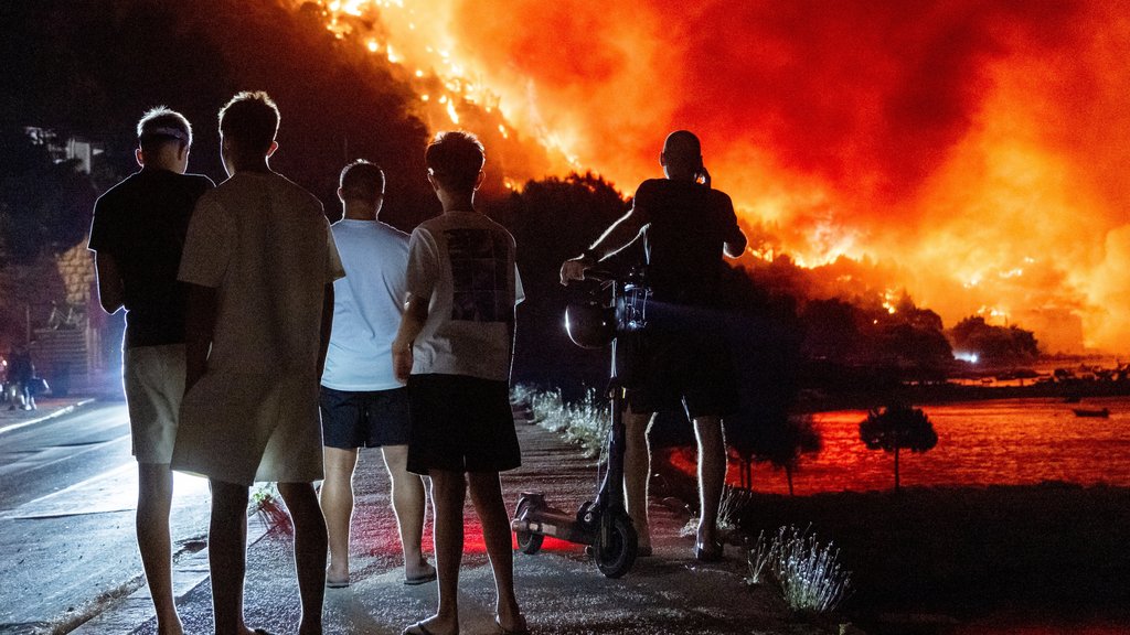 Požar kod Omiša zahvatio veliko područje, vatrogasci okruženi plamenom (VIDEO)
