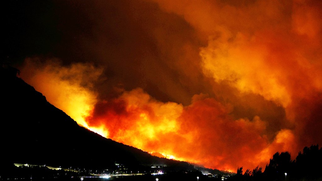 Požar na Dugom otoku: Sto vatrogasaca branilo kuće tokom noći