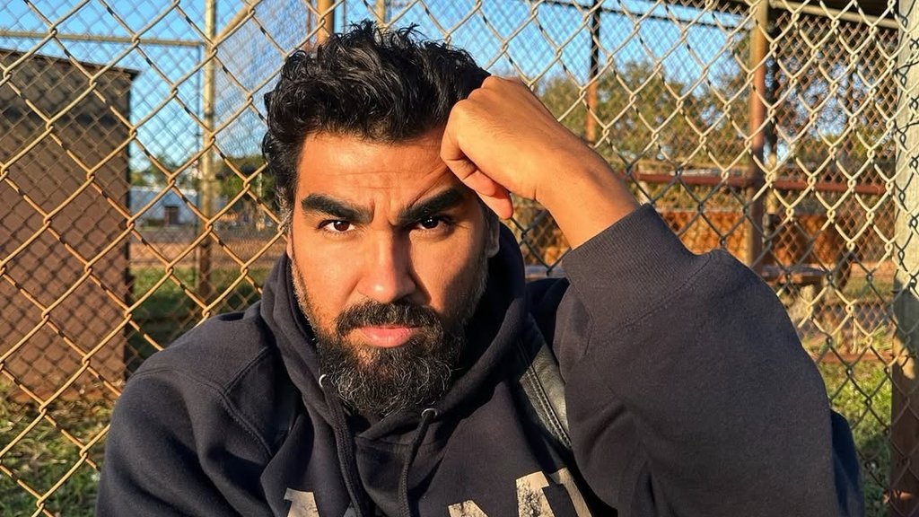 AZIS SE POJAVIO U NOVOM IZDANJU NA PLAŽI: Pevač otkrio rezultat estetske operacije grudi, fanovi komentarišu promenu (FOTO) – Azis novo telo