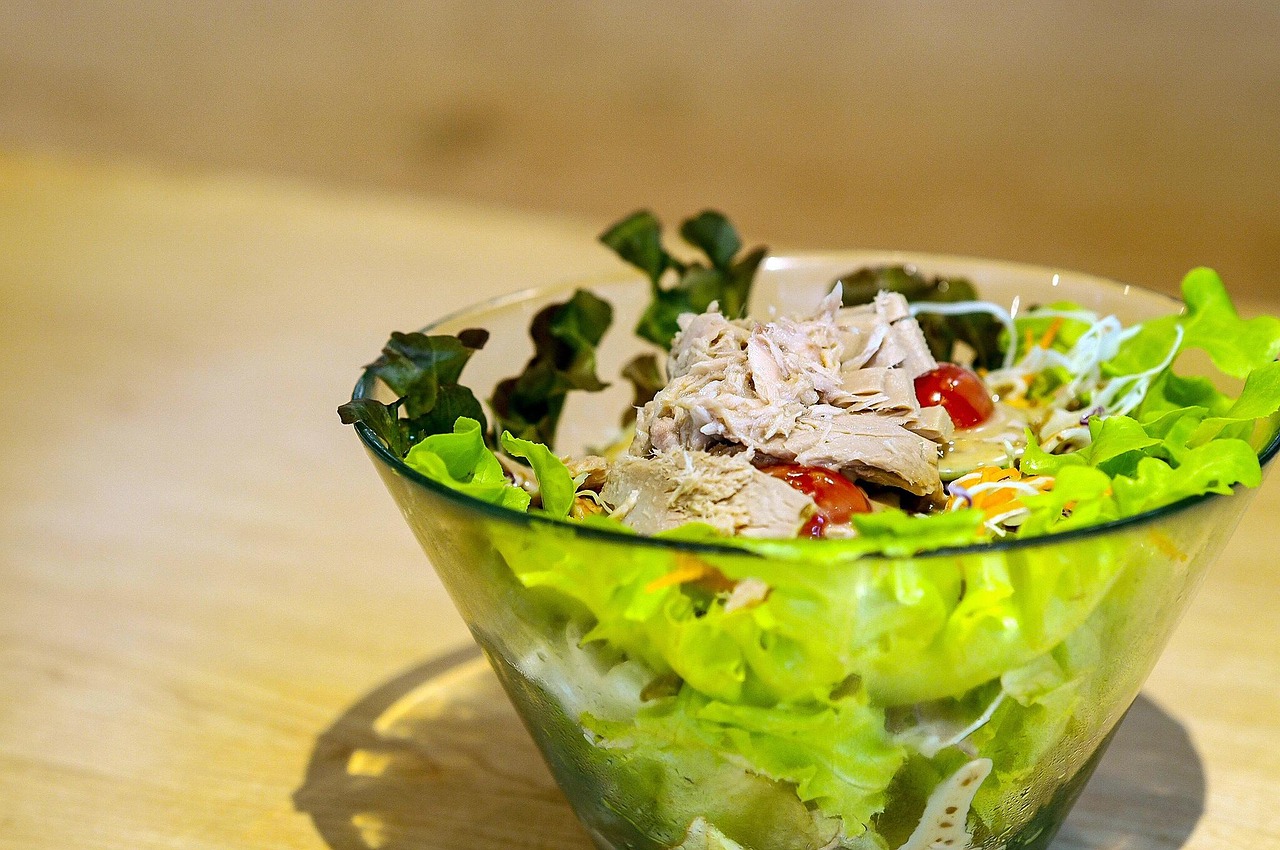 Letnja tuna salata za osveženje tokom najtoplijih dana – letnja tuna salata za 5 minuta