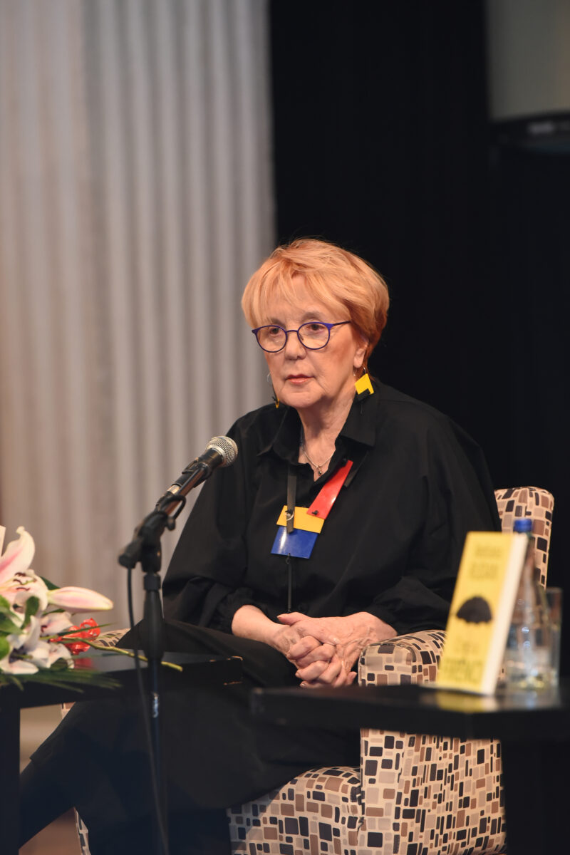 Vedrana Rudan came to Belgrade to celebrate the Eighth of March with readers at the promotion of the book "Blacks in Florence", which was held in the Great Hall of the SKC. Vedrana Rudan je u Beograd sa citaocima proslavila Osmi mart na promociji knjige "Crnci u Firenci", koja je odrzana u Velikoj sala SKC-a.