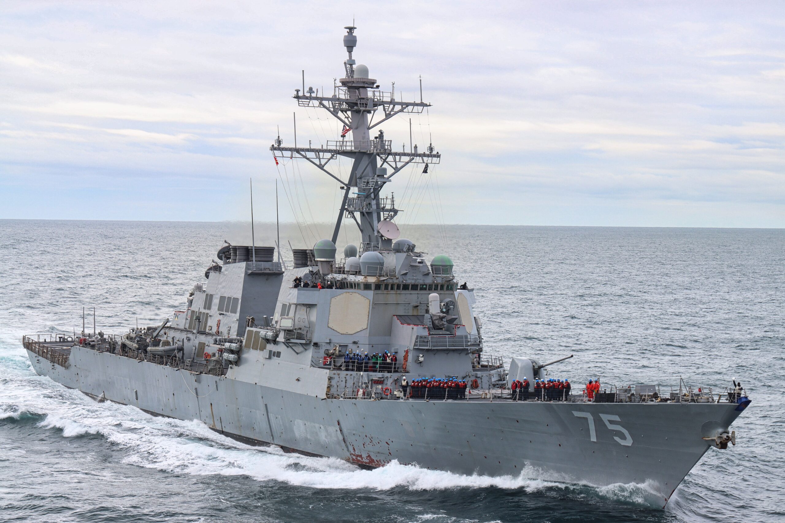Američki razarač USS Benfold ostao bez struje u Južnom kineskom moru – USS Benfold bez struje