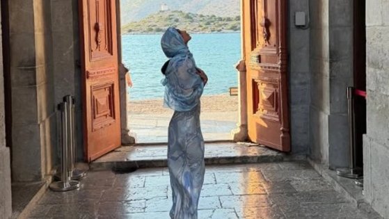 ĐINU DŽINOVIĆ RETKO VIĐAMO U OVOM IZDANJU: U svetloplavoj kombinaciji obišla manastir Panormitis na Simi (FOTO) – Đina Džinović manastir Panormitis