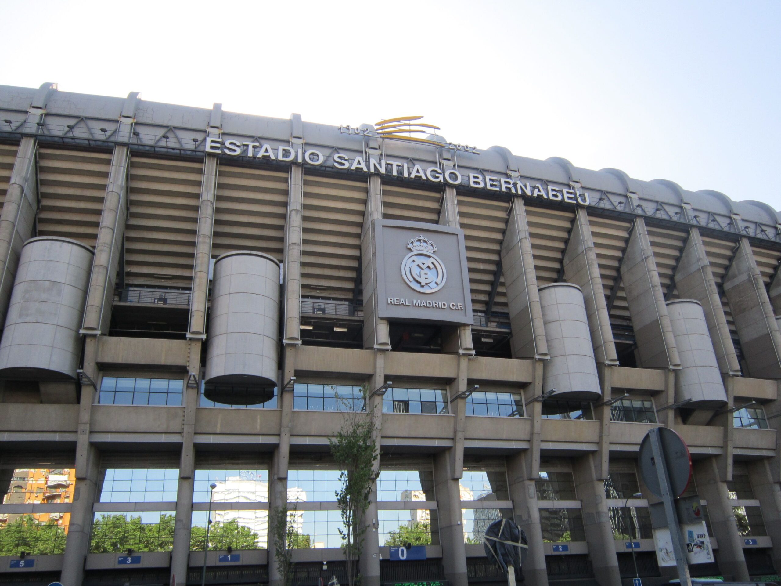 Elche dočekuje Barselonu pod reflektorima: Spektakl na stadionu Manuel Martínez Valero