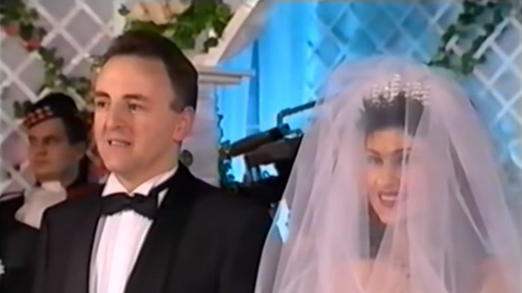 GODINAMA JE ČUVALA DRAGOCENI PORODIČNI DAR: Ceca predala zlatni dukat snaji Bogdani na crkvenom venčanju (FOTO) – zlatni dukat Ceca
