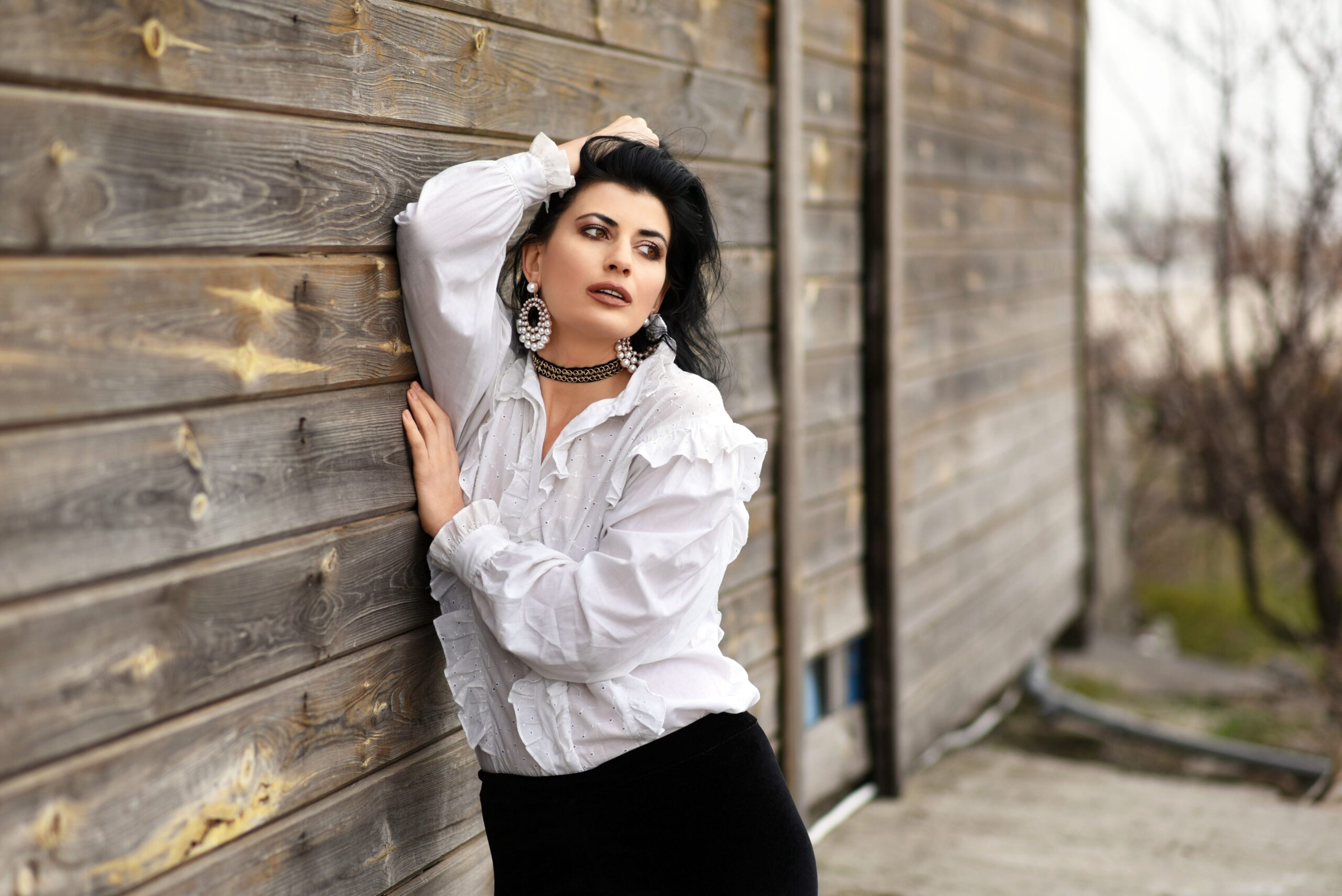 Lepršava bela bluza postaje jesenji hit u ženskim ormarima – lepršava bela bluza za jesen