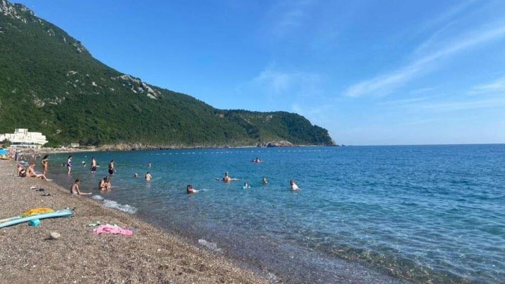 Mladić preminuo tokom kupanja u moru na plaži Pecka kod Tivta – smrt na plaži Pecka kod Tivta