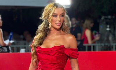 SVE OČI UPRTE U TEE TAIROVIĆ NA CRVENOM TEPIHU: Pevačica zablistala u haljini od 10 metara svile na Sarajevo Film Festivalu (FOTO) – Tea Tairović na Sarajevo Film Festivalu