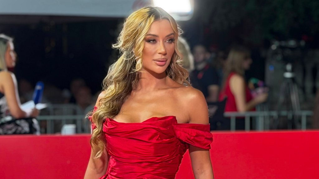 SVE OČI UPRTE U TEE TAIROVIĆ NA CRVENOM TEPIHU: Pevačica zablistala u haljini od 10 metara svile na Sarajevo Film Festivalu (FOTO) – Tea Tairović na Sarajevo Film Festivalu
