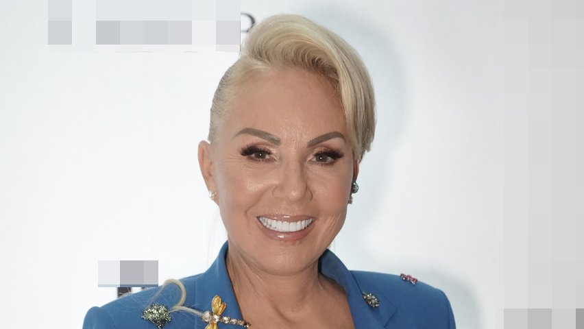 BRENA SE NASMEJALA NA STAROM MOSTU: Pevačica gledala skok u Neretvu i prisetila se svoje poznate scene (VIDEO)