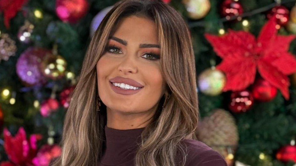 KO JOJ ŠALJE TOLIKO PAŽNJE: Ana Radulović pozirala sa ogromnim buketom belog cveća, osmeh otkriva sve (FOTO) – Ana Radulović Instagram
