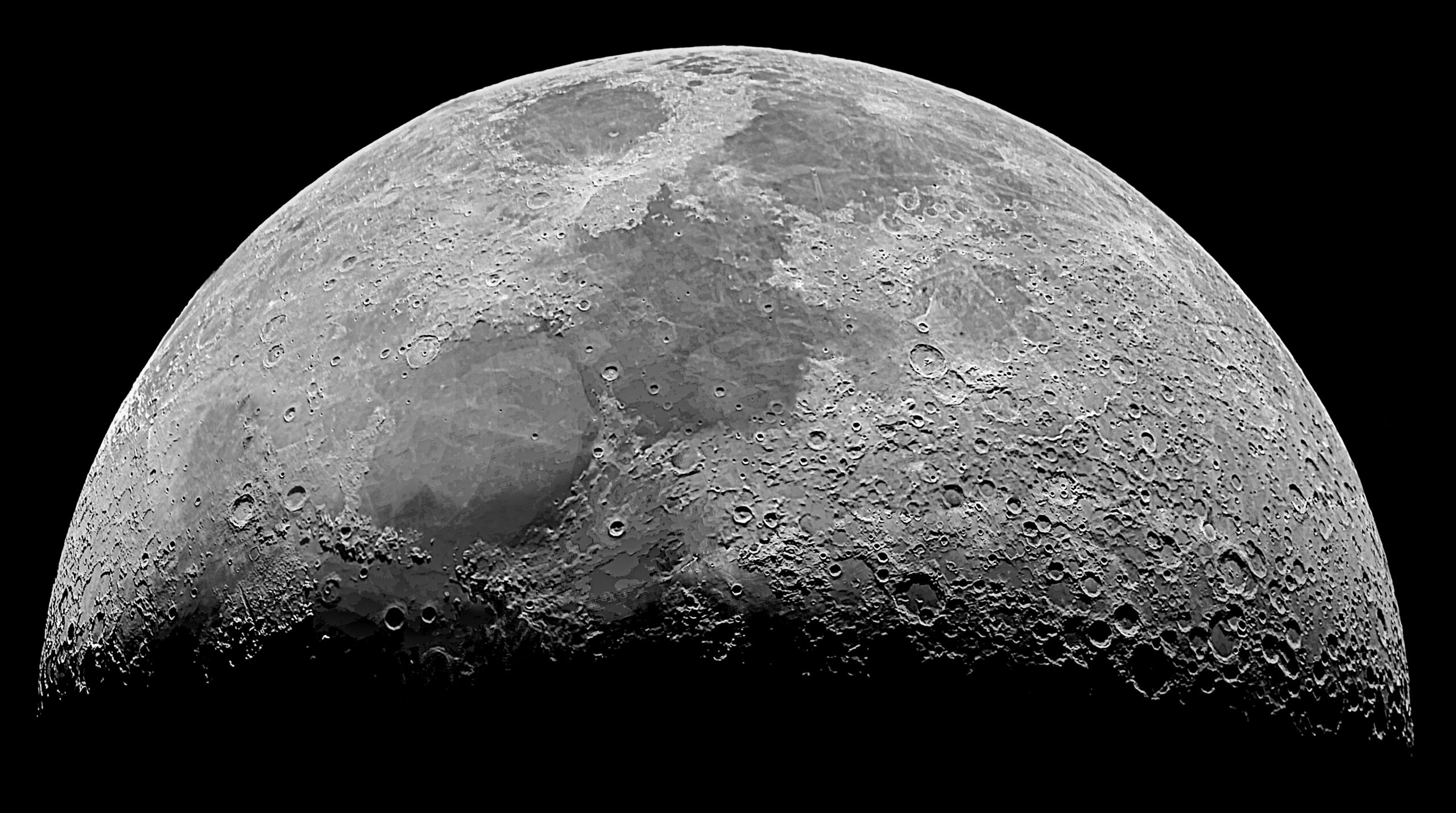 NASA-ini snimci otkrivaju krater širok 18 metara na Mesecu nakon sudara SpaceX rakete – krater na Mesecu