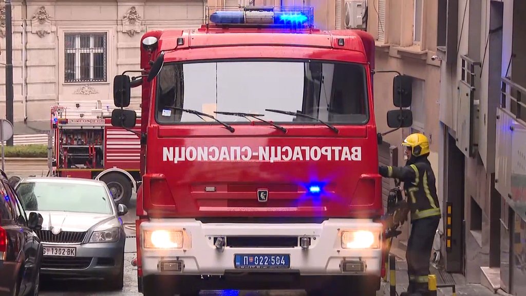 Vatra kod Pančevačkog mosta: Požar zahvatio rastinje i preti kolovozu – požar kod Pančevačkog mosta