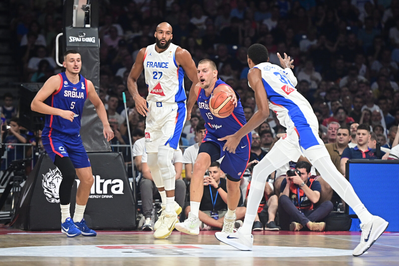 The match between the serbia men's senior national team and the france national team, the first warm-up match before the august fiba qualifying window for the 2027 world championship, was played at the Belgrade arena. Utakmica muske seniorske reprezentacije Srbije protiv selekcije Francuske, prva pripremna utakmica pred avgustovski FIBA kvalifikacioni prozor za Svetsko prvenstvo 2027. godine, odigrana je u Beogradskoj Areni.