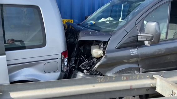 Automobil probio bankinu na auto-putu Miloš Veliki: Vozilo završilo u njivi – nezgoda na auto-putu Miloš Veliki