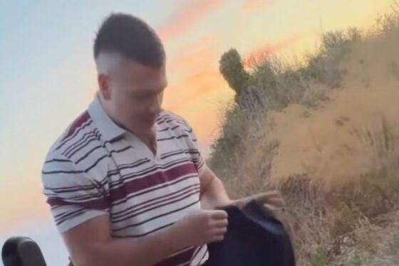 KAKO JE JEDAN SNIMAK NASMEJAO JAVNOST: Sloba Radanović iznenadio fanove presvlačenjem pored puta, Jelena sve zabeležila (VIDEO) – Sloba Radanović presvlačenje