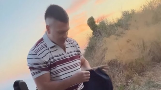 KAKO JE JEDAN SNIMAK NASMEJAO JAVNOST: Sloba Radanović iznenadio fanove presvlačenjem pored puta, Jelena sve zabeležila (VIDEO) – Sloba Radanović presvlačenje