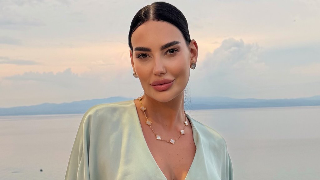 KOMŠIJE OTKRILE PRAVU SLIKU PEVAČICE: Katarina Grujić danas posvećena porodici, a noću zablista na sceni (FOTO)
