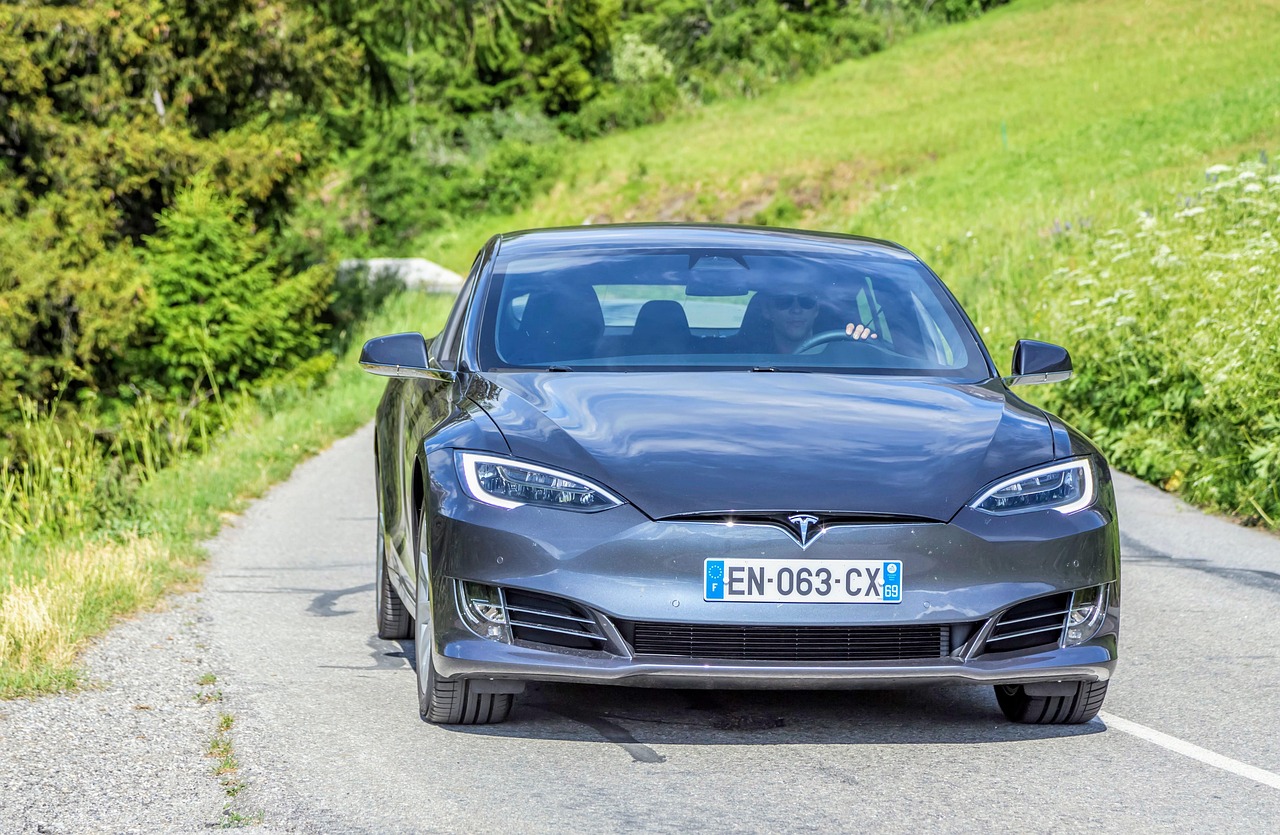 Tesla robotaxi vozila prvi put bez nadzora voze po ulicama Austina – Tesla robotaxi Austin