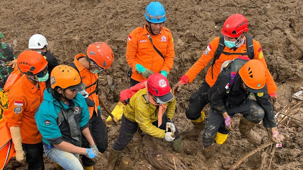 Zemljotres u istočnoj Indoneziji: 84-godišnja žena spasena ispod ruševina