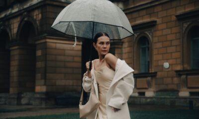 Elegantne burgundy kabanice postaju hit za jesen u modnim krugovima – burgundy kabanice moda