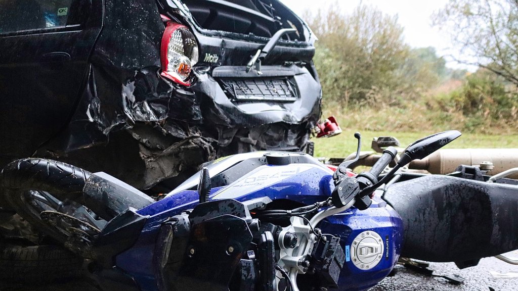 Motociklista teško povređen u sudaru u Ruzveltovoj: Vozač iz Avganistana skrenuo levo – saobraćajna nesreća u Ruzveltovoj