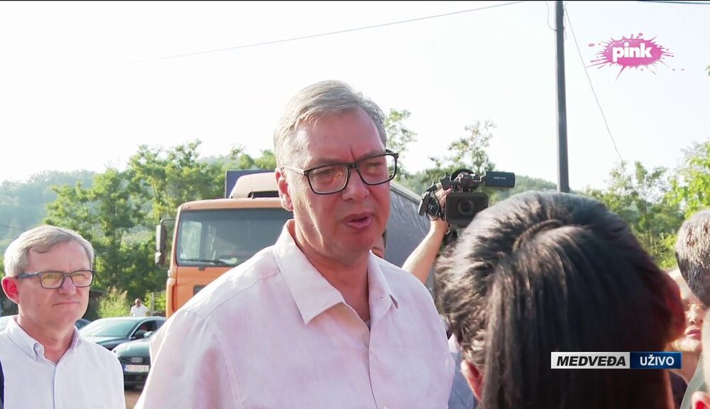 Predsednik Vučić obišao Medveđu i razgovarao sa okupljenim građanima – poseta Medveđi
