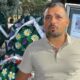 EMOTIVNI TRENUTAK NA GROBLJU U SREMČICI: Bora Santana ispratio oca na večni počinak, porodica i prijatelji ostavili potresne poruke (FOTO)
