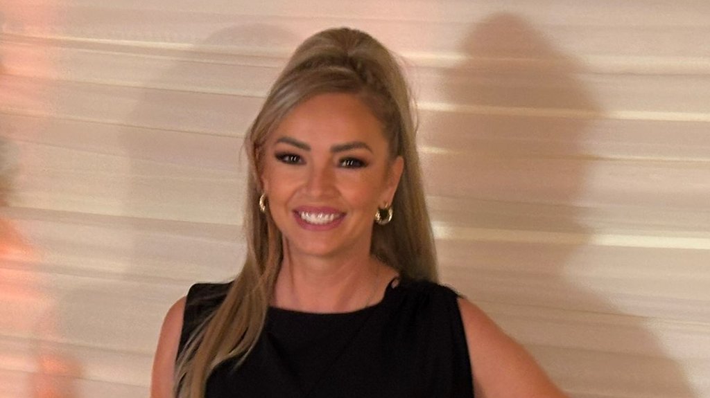 KAKO JE JELENA GERBEC PROMENILA MIŠLJENJE O ESTETSKIM OPERACIJAMA: Pevačica otvoreno o iskustvu sa silikonima i zašto ih je izvadila (FOTO) – iskustvo sa silikonima