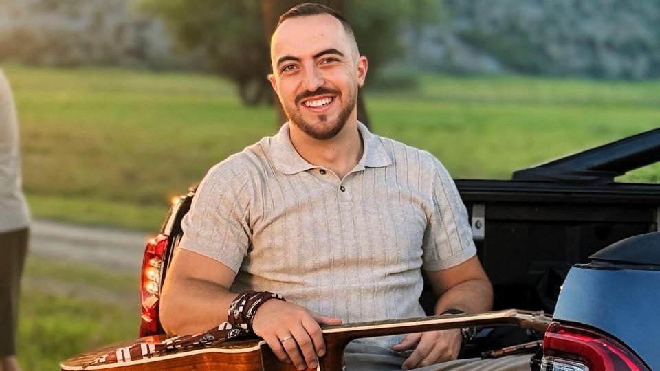 KO JE OČEKIVAO OVAKAV POTEZ NIKOLE MARKOVIĆA: Novi singl „Vrteška“ donosi spoj pop i folk ritma i već osvaja publiku (VIDEO) – Vrteška u Crnoj Gori