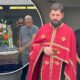TIŠINA NA GROBLJU U SREMČICI: Održano opelo na sahrani oca Bore Santane, povorka ispratila Dragana (FOTO) – sahrana Bore Santane