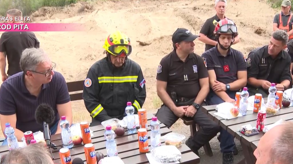 Aleksandar Vučić organizovao doručak sa vatrogascima angažovanim u borbi protiv požara – Aleksandar Vučić vatrogasci