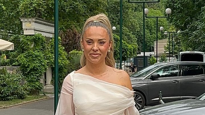 NEOBIČNA PROSLAVA ZA KUĆNOG LJUBIMCA: Dragica Zlatić obeležila 18. rođendan mačke Hajdi uz tortu i orkestar (FOTO)