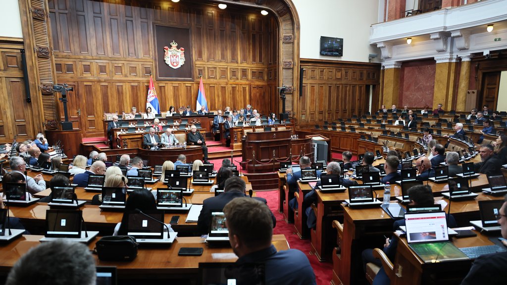 Skupština Srbije razmatra rebalans budžeta i set novih zakona na vanrednoj sednici – rebalans budžeta Skupštine Srbije