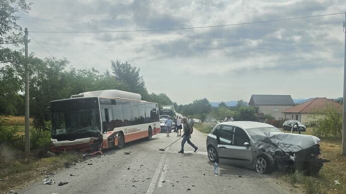 Težak sudar autobusa i automobila kod Čačka: Žena teško povređena