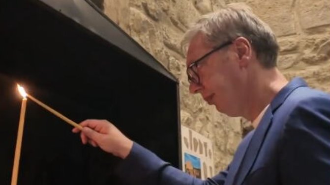 Aleksandar Vučić obišao Petrovu crkvu u Novom Pazaru i zapalio sveću – Petrova crkva u Novom Pazaru