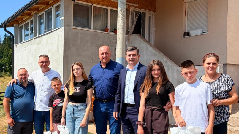 Đerlek posetio selo Bare i deset zaseoka, razgovarao sa meštanima o potrebama – poseta selo Bare