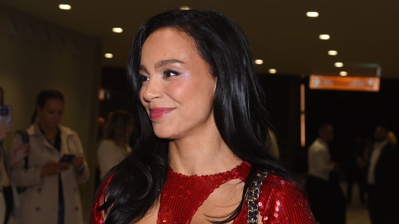 EDITA ARADINOVIĆ OTVORENO O PROMENAMA NAKON POROĐAJA: Pevačica razmišlja o uklanjanju silikona iz grudi (FOTO) – Edita Aradinović posle porođaja