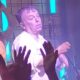 NELE KARAJLIĆ IZNENADIO PUBLIKU NA NASTUPU: Pad sa bine nije pokvario atmosferu u Zemunu (VIDEO) – pad sa bine u Zemunu
